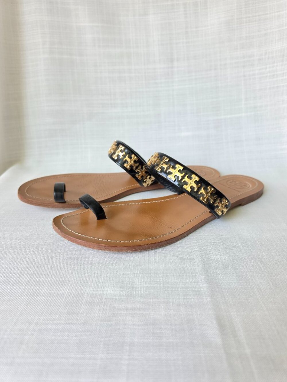 Tory Burch Val Flat Toe Ring Sandals Black Leather Gold Medallion Logo Size 11